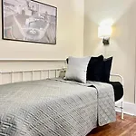 Amazing Sleeps 19 With 14 Beds At Downtown Location