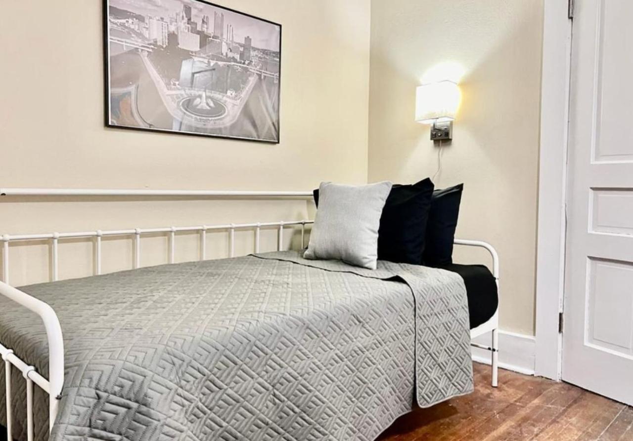 Amazing Sleeps 19 With 14 Beds At Downtown Location Pittsburgh